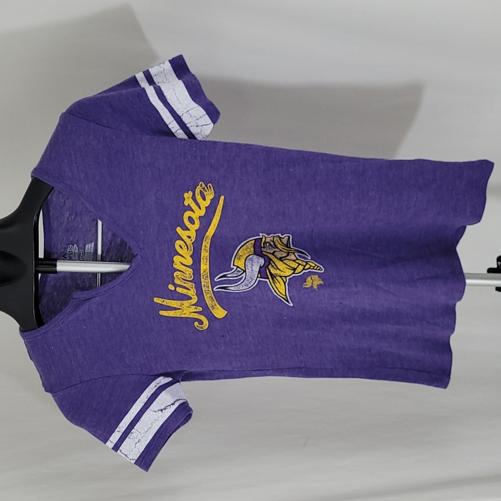 Majestic Minnesota Vikings Womens Size small Notch Neck T-Shirt  $40 new